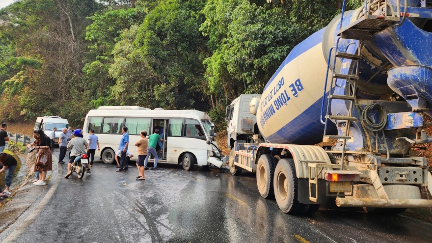 Nine injured in head-on car collision in northern Vietnam